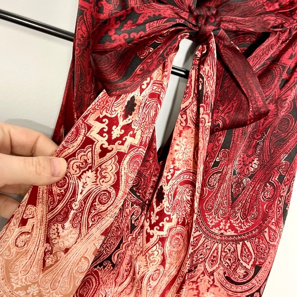 White House Black Market - Tie Back Halter Top - Keyhole Front & Back - Size: XS - Picture 2 of 4